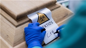 Ein Sarg mit einem Verstorbenen, der an dem Coronavirus gestorben ist.