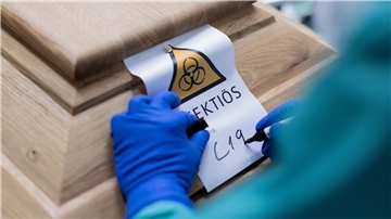 Ein Sarg mit einem Verstorbenen, der mit dem Coronavirus infiziert war.