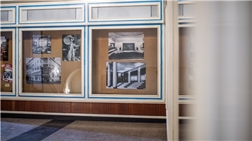 Ein Schaufenster mit historischen Aufnahmen des Tivoli.