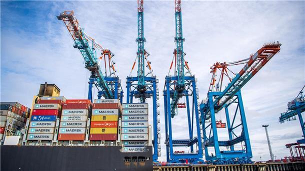 Ein Schiff liegt an der Bremerhavener Stromkaje - aber die Arbeit reicht nicht für alle Beschäftigten im Hafen.