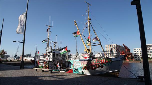 Aktivisten-Schiff erregt Aufmerksamkeit im Neuen Hafen Ein Schiff mit unzähligen Palästina-Flaggen hat in Bremerhaven festgemacht.