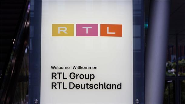 Werbeflaute: RTL korrigiert Jahresprognose nach unten Ein Schild am Eingang des RTL Gebäudes in Köln: Die RTL Group hat Halbjahreszahlen bekanntgegeben.