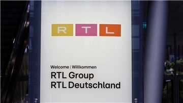 Ein Schild am Eingang des RTL Gebäudes in Köln: Die RTL Group hat Halbjahreszahlen bekanntgegeben.
