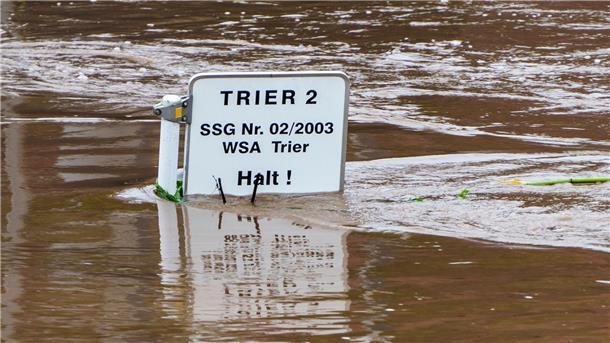 Hochwassernacht im Saarland - Scholz versichert Solidarität Ein Schild am Schiffsanleger in Trier im Moselhochwasser.