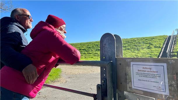 Viele Schutzdeiche in Schleswig-Holstein gesperrt Ein Schild am Zugang zu einem Deich auf Sylt weist darauf hin, dass der Zutritt wegen der Blauzungenkrankheit gesperrt ist.