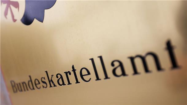 Franzosen dürfen Schreibwarenhersteller Pelikan übernehmen Ein Schild „Bundeskartellamt“ hängt vor dem Sitz der Behörde.
