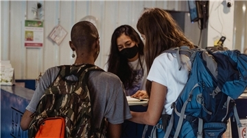 zwei Personen beim Check-in