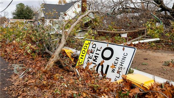 Mindestens zwei Tote durch Tornados in den USA  Ein Schild für eine Geschwindigkeitsbegrenzung in einer Schulzone liegt zusammen mit umgestürzten Bäumen nach einem Tornado auf dem Boden in Grapevine (Texas).