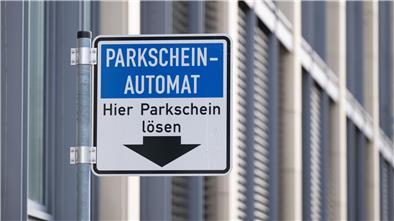 Hinweisschild für Parkscheinautomat