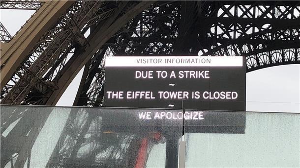 Personal streikt aus Sorge um Eiffelturm Ein Schild informiert, dass der Eiffelturm wegen Streiks geschlossen ist.