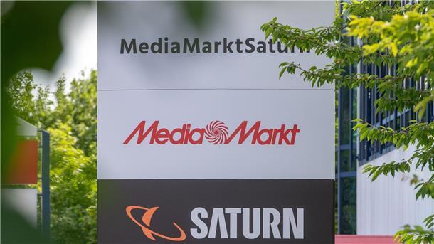 Elektronikhändler Ceconomy übertrifft Erwartungen Ein Schild mit den Schriftzügen von Media Markt und Saturn, aufgenommen vor der Firmenzentrale der MediaMarktSaturn-Gruppe.