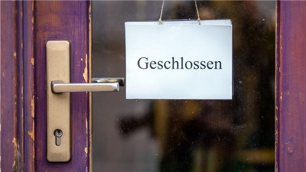 Ein Schild mit der Aufschrift „Geschlossen“ hängt an der Tür eines Ladengeschäfts. Der Leiter des Bremerhavener Krisenstabes fürchtet, dass das noch lange so bleiben wird.