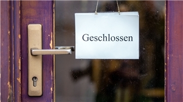 Ein Schild mit der Aufschrift „Geschlossen“ hängt an der Tür eines Ladengeschäfts. Der Leiter des Bremerhavener Krisenstabes fürchtet, dass das noch lange so bleiben wird.