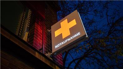 Ein Schild mit der Aufschrift „Notaufnahme“ hängt an einem Krankenhaus.