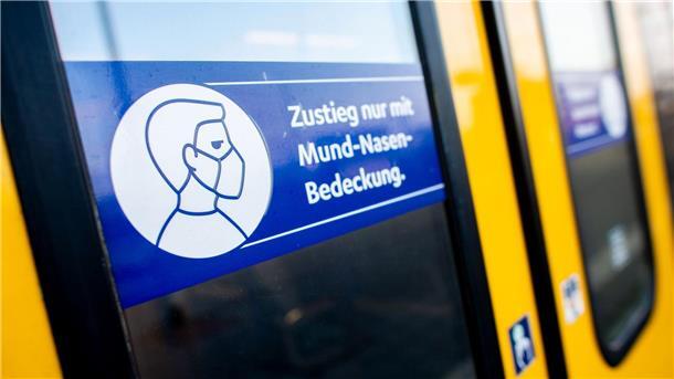 Letzter Tag mit Maskenpflicht im Nahverkehr Ein Schild mit der Aufschrift „Zustieg nur mit Mund-Nasen-Bedeckung.“ klebt an der Zugtür einer Regio-S-Bahn der NordWestBahn im Hauptbahnhof.