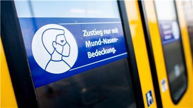 Ein Schild mit der Aufschrift „Zustieg nur mit Mund-Nasen-Bedeckung.“ klebt an der Zugtür einer Regio-S-Bahn der NordWestBahn im Hauptbahnhof.