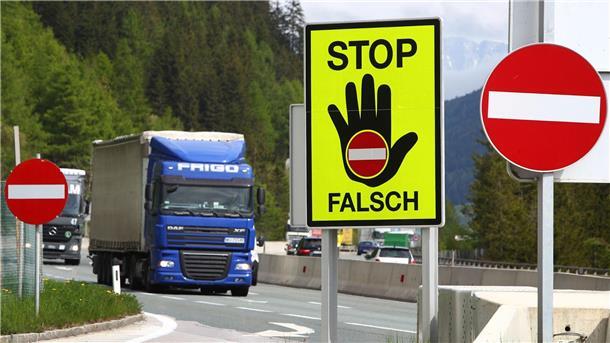 Ein Schild warnt auf einer Raststätte an der Brennerautobahn vor dem Befahren der Autobahn in die falsche Richtung.