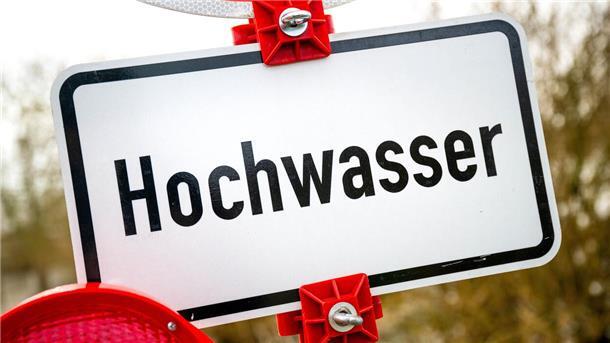 Tropische Nächte und nasse Keller: Wie sich das Klima im Kreis Rotenburg ändert Ein Schild warnt vor dem Hochwasser der Aller im Bereich der Altstadt.