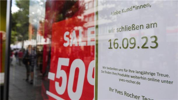 Ein Schild weist am Eingang einer Yves-Rocher-Filiale auf die Schließung des Ladens in Stuttgart hin.