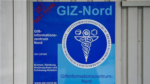 Ein Schild weist auf das Giftinformationszentrum hin.