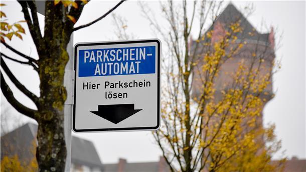 Ein Schild weist auf Parkplätze hin.