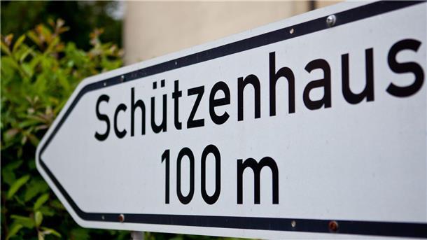 Fälle rassistischer Gesänge häufen sich in Niedersachsen Ein Schild weist den Weg zu einem Schützenhaus.