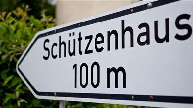 Ein Schild weist den Weg zum Schützenhaus.