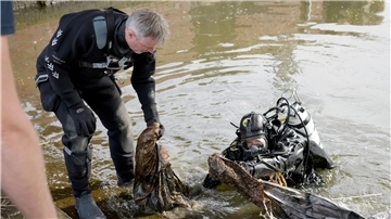 Ein Schirm oder ein Zelt? Die Feuerwehr macht mit beim Havenputz.