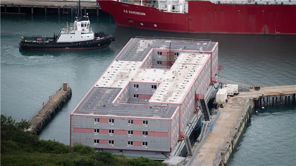 Asylsuchende auf Lastkahn vor Küste Englands untergebracht Ein Schleppschiff passiert im Hafen von Portland in Dorset das Schiff „Bibby Stockholm“, das bis zu 500 Menschen aufnehmen soll.