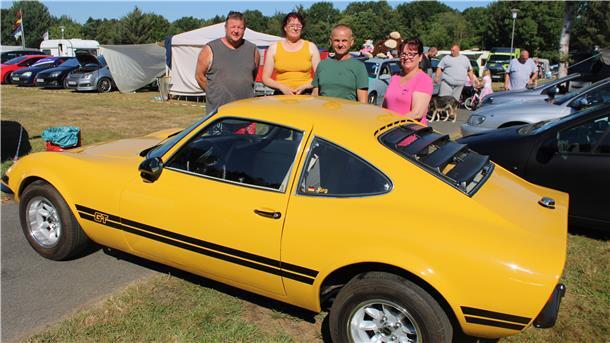 Ein Schmuckstück der Ausstellung war der Opel GT, Baujahr 1972. Auf dem Foto von links: Sascha Elvert (Organisator), Martina Krämer (Campingplatz-Betreiberin) sowie Jörg und Ilona Schönert, die Eigentümer des Opel GT).