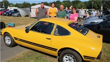 Ein Schmuckstück der Ausstellung war der Opel GT, Baujahr 1972. Auf dem Foto von links: Sascha Elvert (Organisator), Martina Krämer (Campingplatz-Betreiberin) sowie Jörg und Ilona Schönert, die Eigentümer des Opel GT).