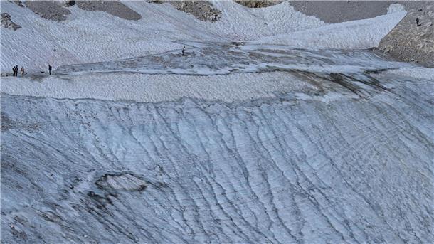 Klimawandel: „Ewiges Eis“ vor dem Abschmelzen Ein Schneerest des Nördlichen Schneeferners auf dem Zugspitzplatt.