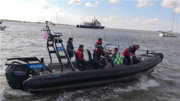 Live-Blog Weser-Parade: Lauter schöne Schiffe vor Bremerhaven Ein Schnellboot der Wasserschutzpolizei brachte Häfensenatorin Claudia Schilling während der Parade auf diverse Schiffe.