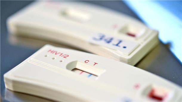 Ein Schnelltest hilft bein der Erkennung einer HIV-Infektion. (Aschivbild)