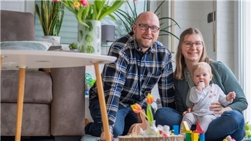 Ein schöneres Osterfest können sich Björn und Nora Lenkeit mit ihrer lütten Tilda kaum vorstellen. Denn Tilda ist das fröhliche, gesunde "Regenbogenkind" nach dem Tod ihres ersten Kindes, Trude. Wie die junge Familie aus Bremerhaven den Weg aus tiefem Dunkel zurück ins Licht fand, erzählt sie hier für die NORDSEE-ZEITUNG.