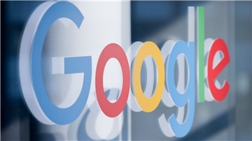 Ein Schriftzug mit dem Logo von Google klebt im Pressezentrum der Koelnmesse.