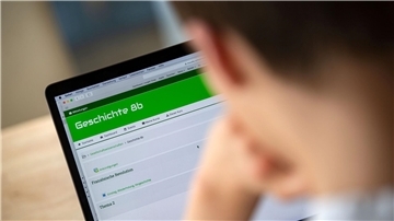 Ein Schüler einer 8. Klasse bedient an einem Notebook eine Lernplattform. Weiterhin beklagen sich die Schülerinnen und Schüler über eine „schlechte technische Ausstattung“.