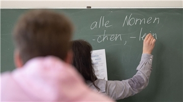 Ein Schüler sitzt in einem Klassenzimmer.