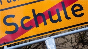 Trotz Schummelns: Schüler darf an Abschlussfahrt teilnehmen Ein Schüler wird von einer Klassenfahrt ausgeschlossen, weil er geschummelt hat. Nun entschied ein Gericht anders. (Symbolbild)