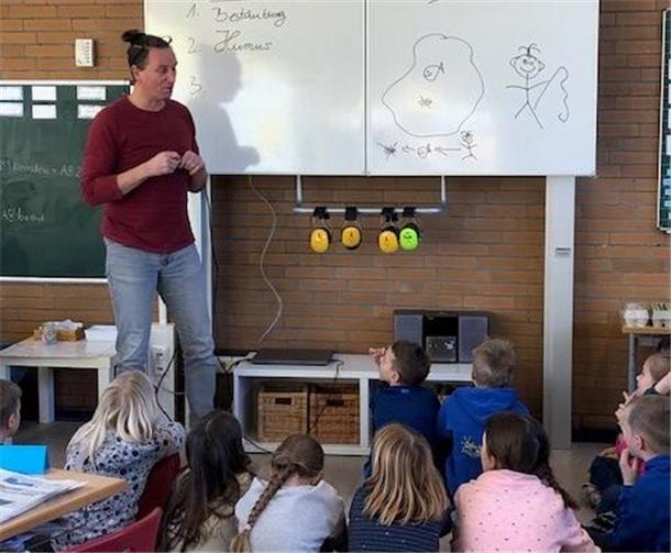 Ein Schulprojekt der Deutschen-Umwelt-Aktion vermittelt Mädchen und Jungen der Grundschule Heeslingen Wissen über Insekten.
