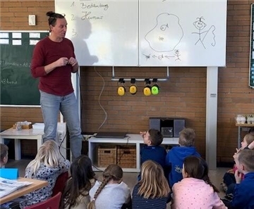 Ein Schulprojekt der Deutschen-Umwelt-Aktion vermittelt Mädchen und Jungen der Grundschule Heeslingen Wissen über Insekten.