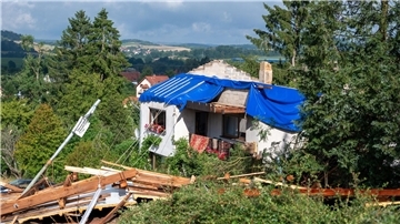 Ein schwer beschädigtes Haus, dessen Dach von einem Sturm abgedeckt wurde,  in Asweiler im Saarland.
