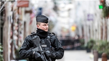 Ein schwer bewaffneter französischer Polizist (Symbolbild).