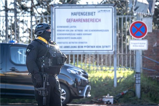 Castor-Umschlag in Nordenham mit hohem Polizeiaufgebot.