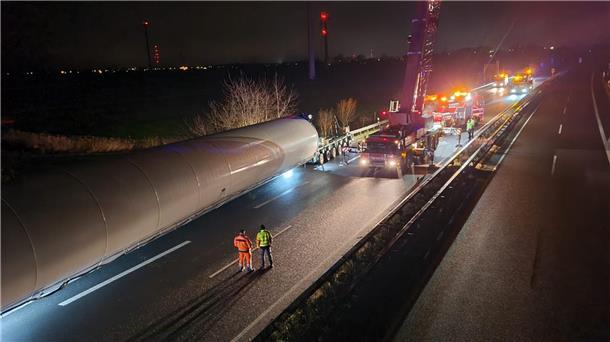 Ein Schwertransport steckte Donnerstagabend auf der A27 fest.
