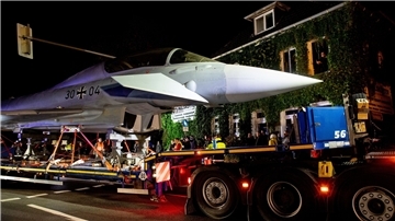 Ein Schwertransporter fährt mit einem einen ausgemusterten Eurofighter durch Jever.