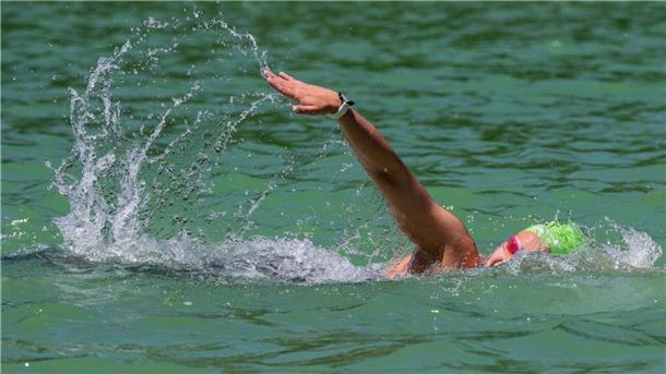 Schwimmer mit Seepferdchen in der Weser löst Polizeieinsatz aus Ein Schwimmer mit Badekappe im Wasser (Symbolbild)