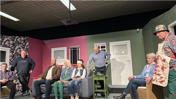 Ein sehr lustiges Stück führen die Theaterlüüd Donnern auf. Akteure sind Mario Claussen (Bernd Smitt), Michael Scharf (Mark Smitt), Vivienne Hüneke (Jackie), Holger Kück (Polizeikommissar Düppel), Sabine Krieten (Stella Gardner), Manfred Roes (Bobby Franke), Rosi Eilers (Polizeikommissarin Stöber) und Joost Lücken (Reporter).