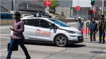 Ein selbstfahrendes Auto der Roboterwagenfirma Cruise sorgt für Unmut bei Fußgängern, nachdem es auf einer Kreuzung steckenblieb und sie bei Rot verlässt.