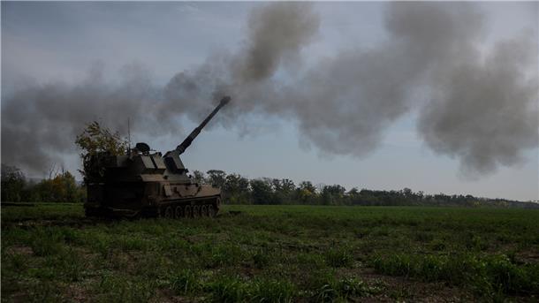 Ein selbstfahrendes gepanzertes Artilleriegeschütz AHS Krab feuert im Gebiet Donezk auf russische Stellungen.